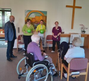Physioteam Puschendorf übergibt Sachspende an Heimleitung